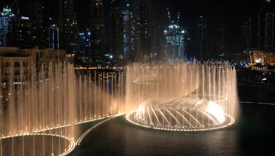 Wasserspiel der Dubai Fountain bei Nacht