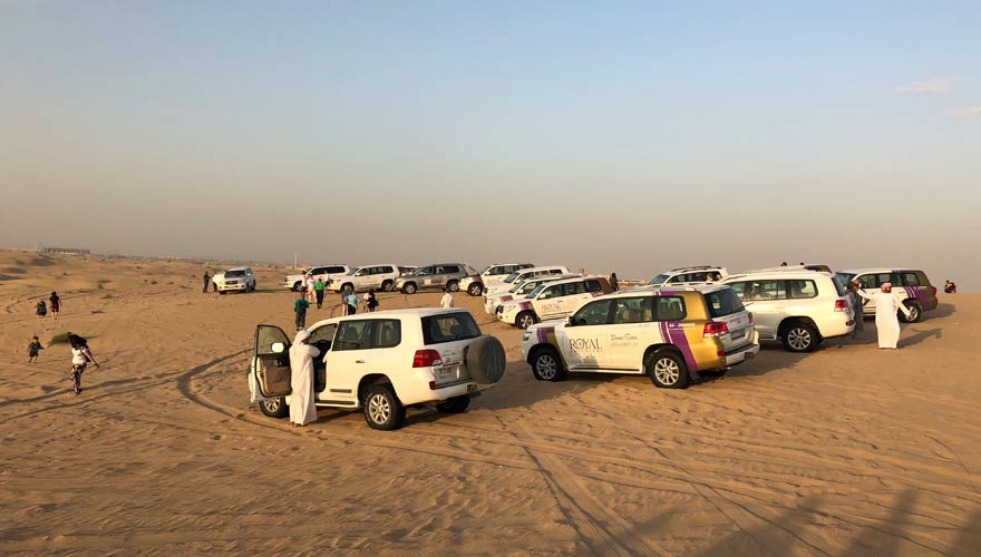 Jeeps während einer Wüstensafari in Dubai