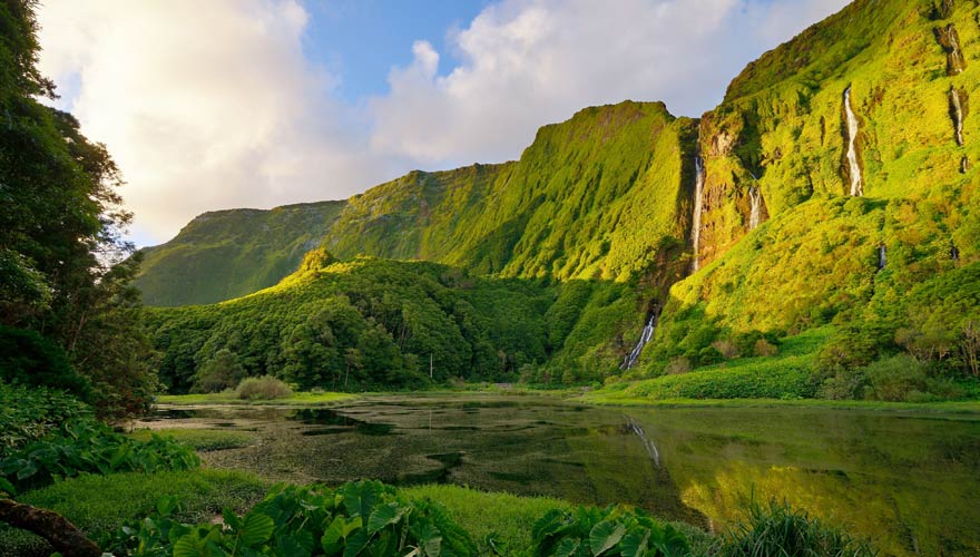 Der Wasserfall mit See von Poco da Alagoinha auf Flores