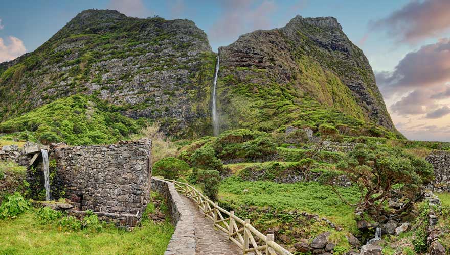 Wanderweg zum Wasserfall Poço do Bacalhau auf Flores, Azoren