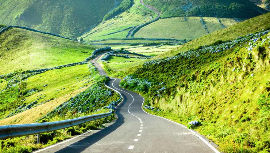 Straße auf der grünen Azoren-Insel Flores