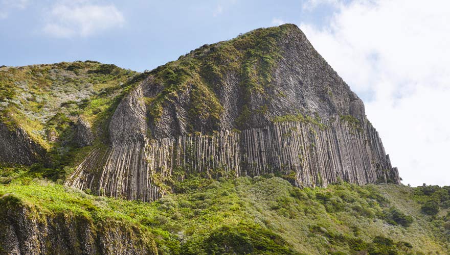 Die Rocha dos Bordoes Felsformation auf Flores, Azoren