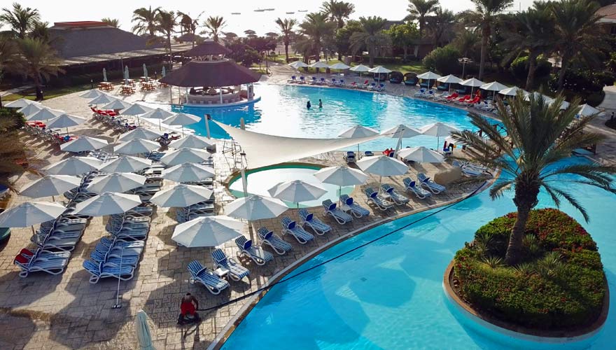 Die Poolanlage des Fujairah Rotana - mit Bar!