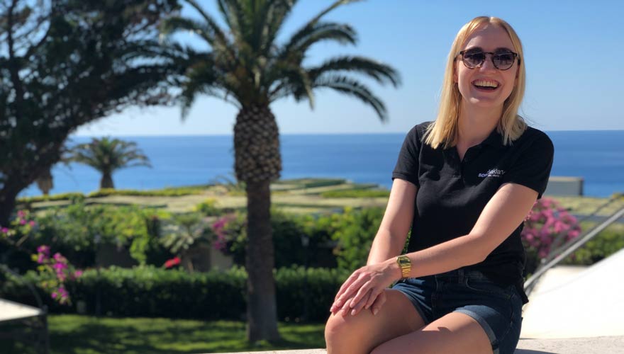 Sarah genießt das Panorama im LABRANDA Rocca Nettuno Tropea