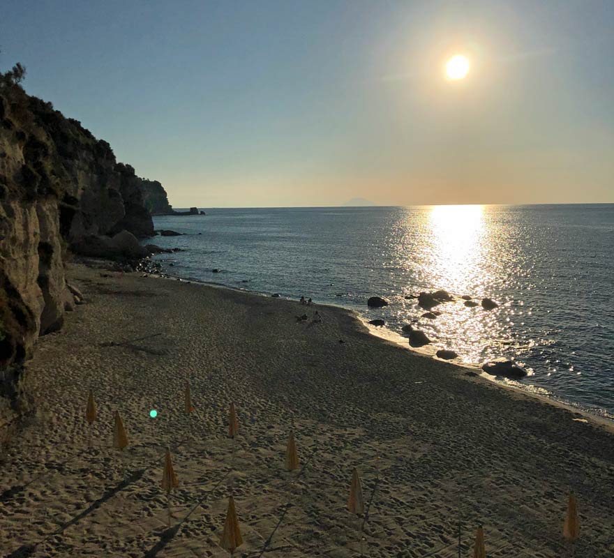 Strand zu Sonnenuntergang im LABRANDA Rocca Nettuno Tropea