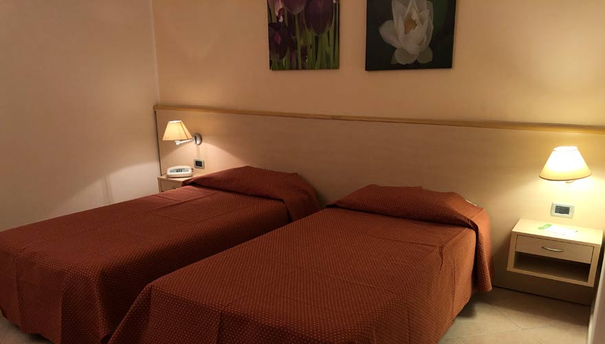 Zimmer mit zwei Einzelbetten im LABRANDA Rocca Nettuno Tropea