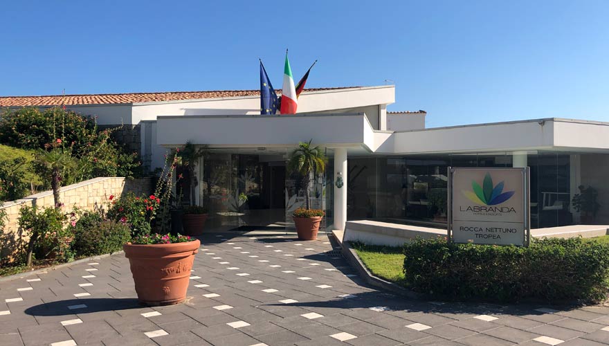 Eingang zum LABRANDA Rocca Nettuno Tropea