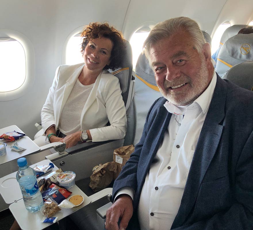 Harry Wijnvoord und Iris Dahlke machen's vor: Im Flugzeug darf man die Maske beim Essen abziehen.