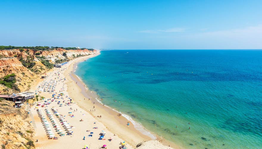 Praia da Falésia bei Albufeira ist einer der längsten Strände an der Algarve