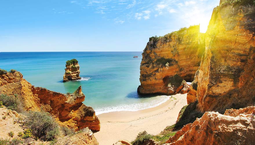 Strand von Lagos mit Steilküste