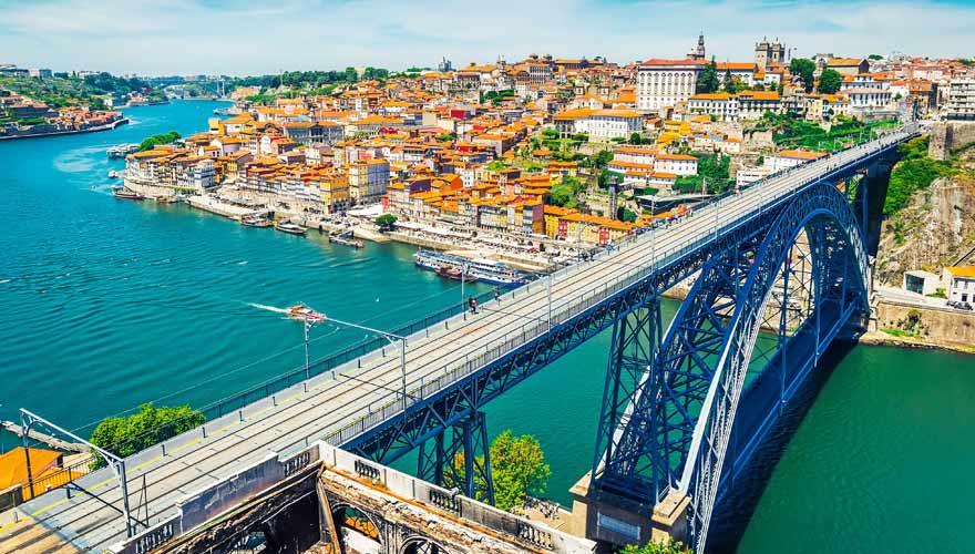Die Brücke Dom Luís I ist das Wahrzeichen von Porto
