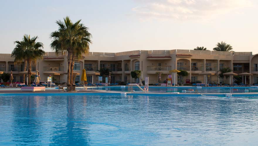 Der Hauptpool des Royal Albatros Moderna in Sharm el Sheikh im Sonnenuntergang