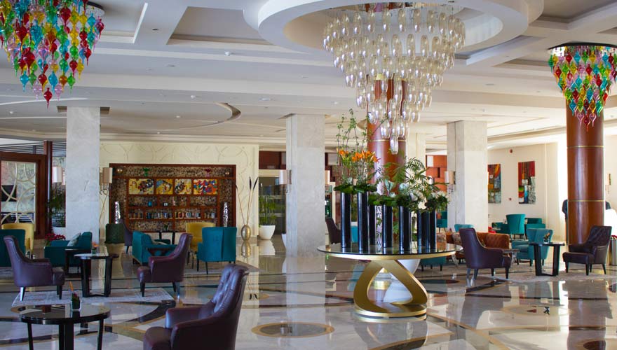 Farbenfrohe Lobby im Royal Albatros Moderna