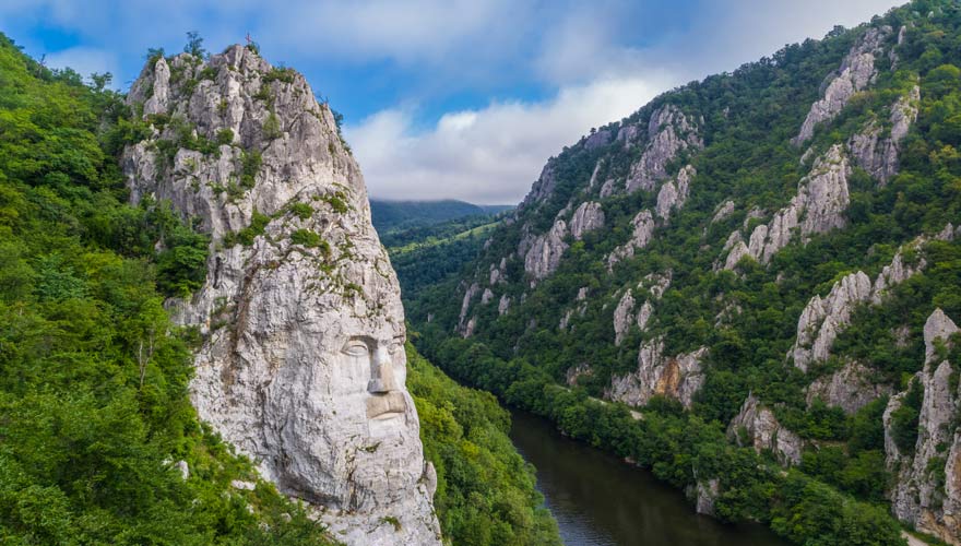 Kopf des Decebalus - eine Felskulptur mitten in der Natur Rumäniens
