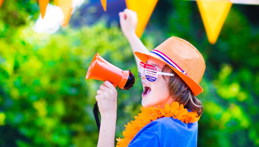 Kleiner Junge ist großer Fußballfan in den Niederlanden