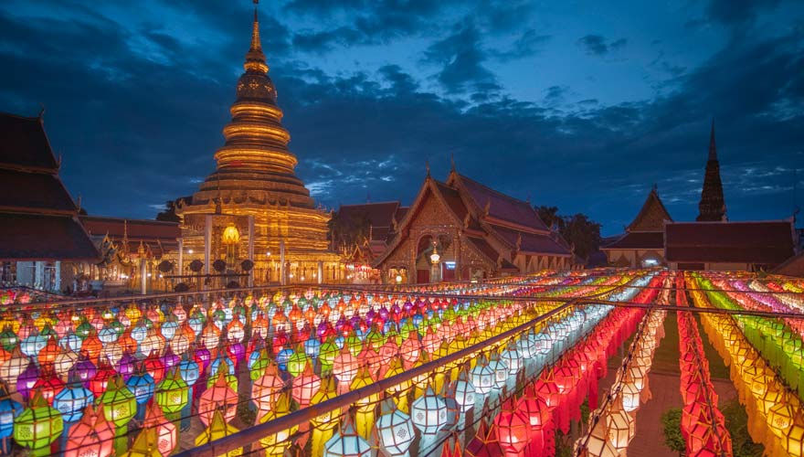 Laternen bei Nacht zum Loi Krathong Fest in Chiang Mai