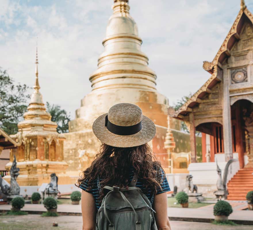 Frau vor Wat Phra Sing Tempel in Chiang Mai