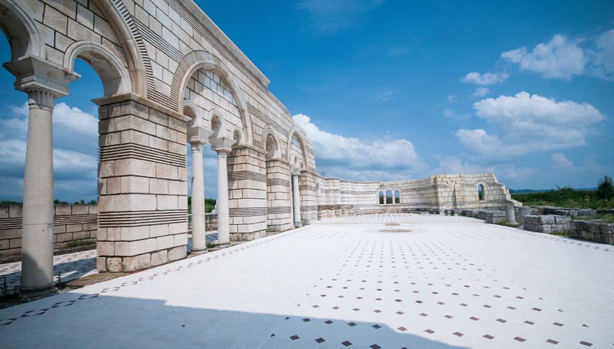 Alte Basilica in der Ruinenstadt Pliska in Bulgarien