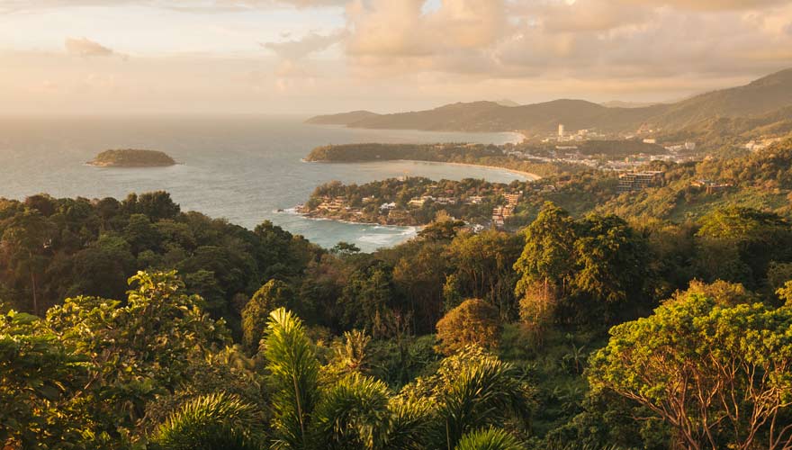 Aussicht auf die drei Buchten vom Karon Viewpoint auf Phuket