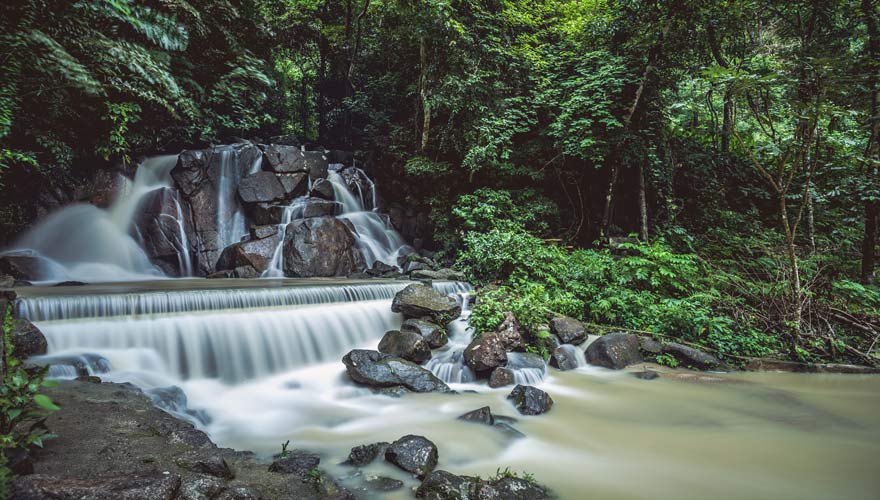 Naturbecken des Kathu Wasserfalls auf Phuket
