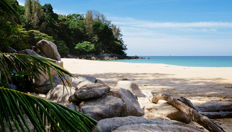 Der berühmte Nai Thon Beach im Sirinat Nationalpark auf Phuket