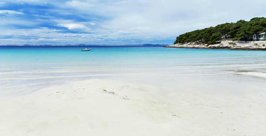 Weißer Sandstrand in der Bucht Slanica auf Murter
