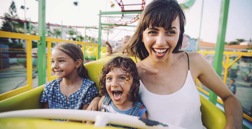 Frau mit Kindern im Freizeitpark
