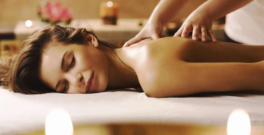 Frau bei Massage und Wellness
