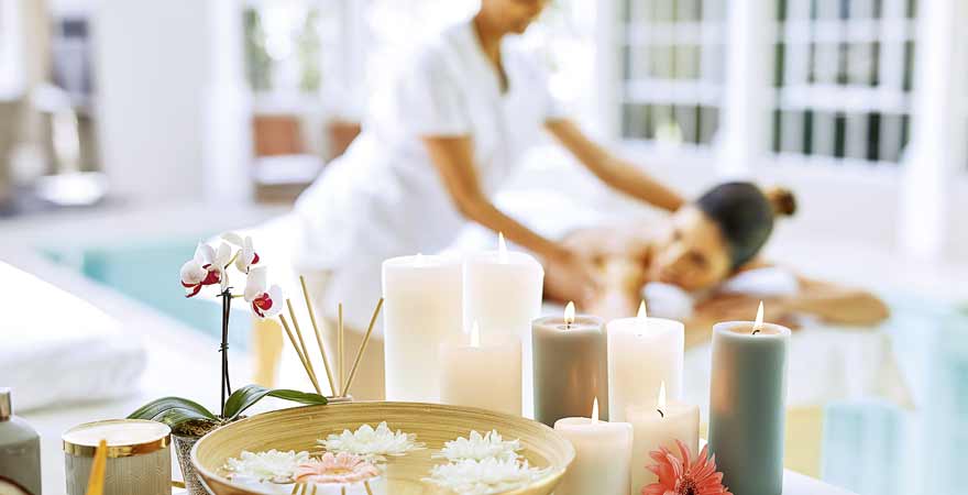 Frau bei der Massage