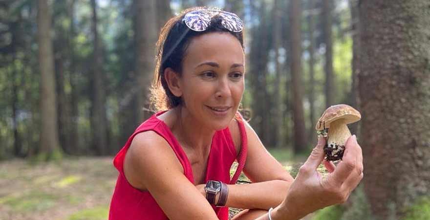 Mary beim Pilzesammeln