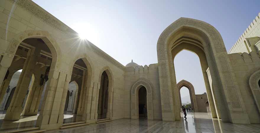 Innenhof der Sultan Qabus Moschee in Maskat