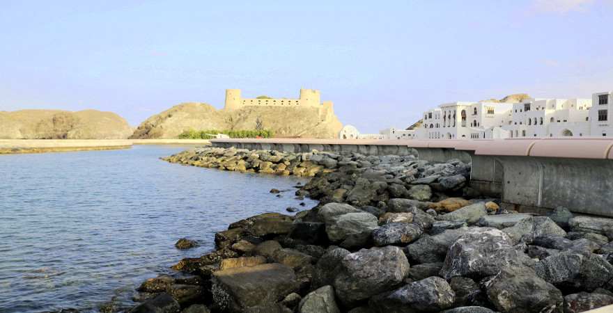 Blick vom Meer zum Fort Jalali