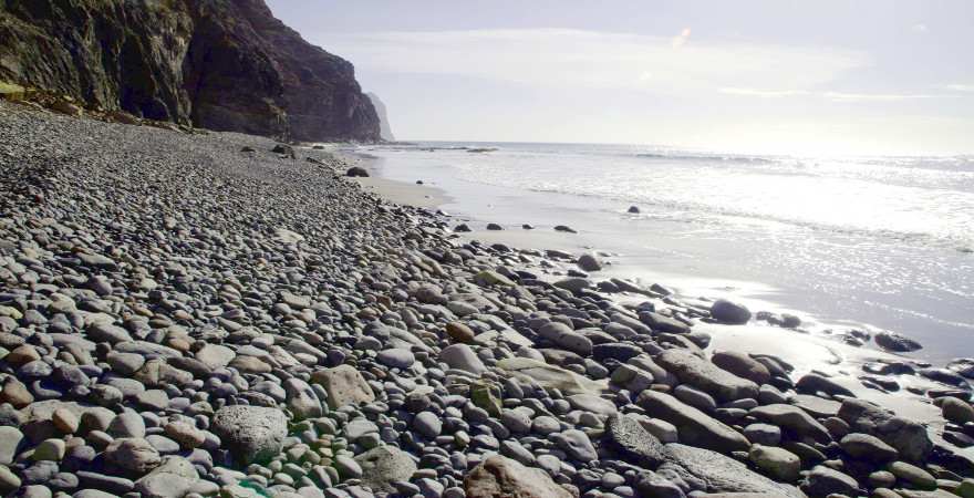 Steiniger Strand unterhalb einer Klippe