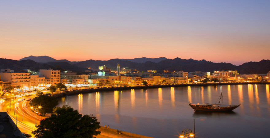 Abendliches Panorama in der bucht vor Maskat