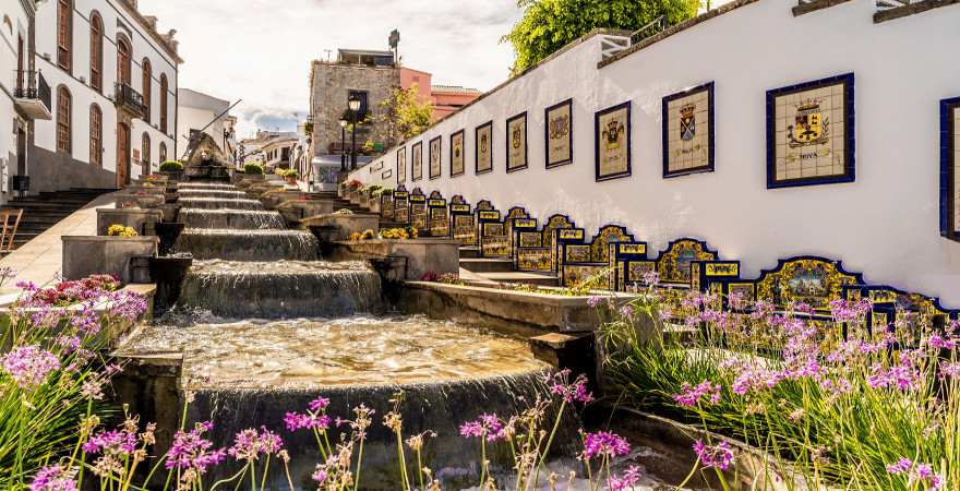 Historische GAsse in Firgas mit Wasserkaskade