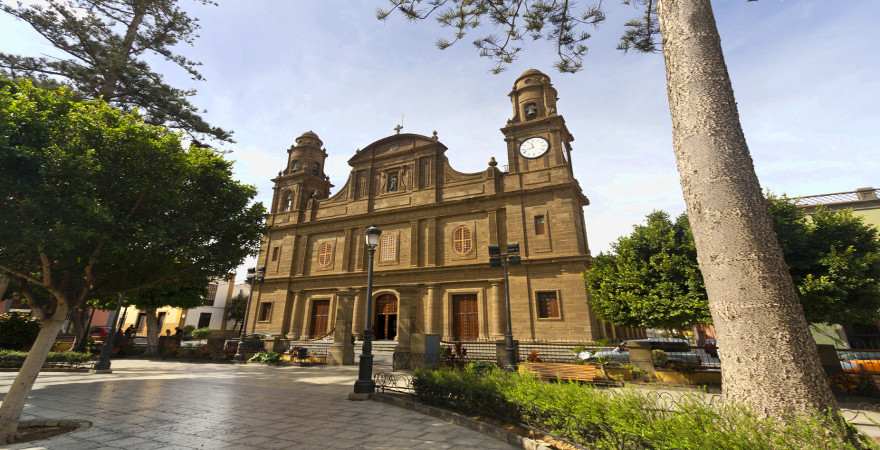 Kirche mit begrünten Vorplatz in Galdar