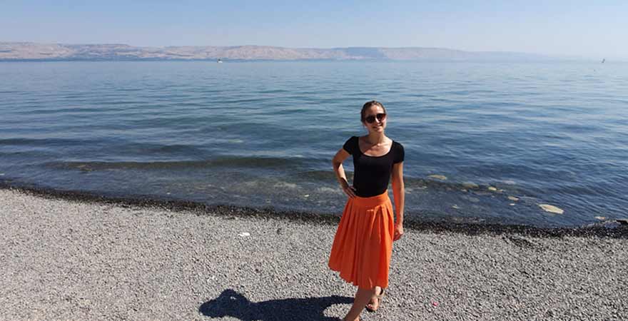 Frau am See Genezareth