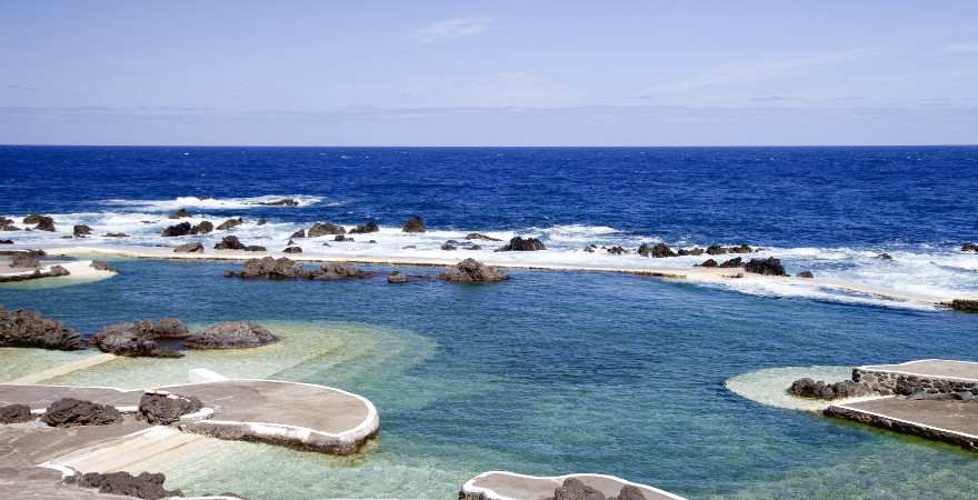 Schwimmen in natürlichen Lavabecken in Porto Moniz Madeira