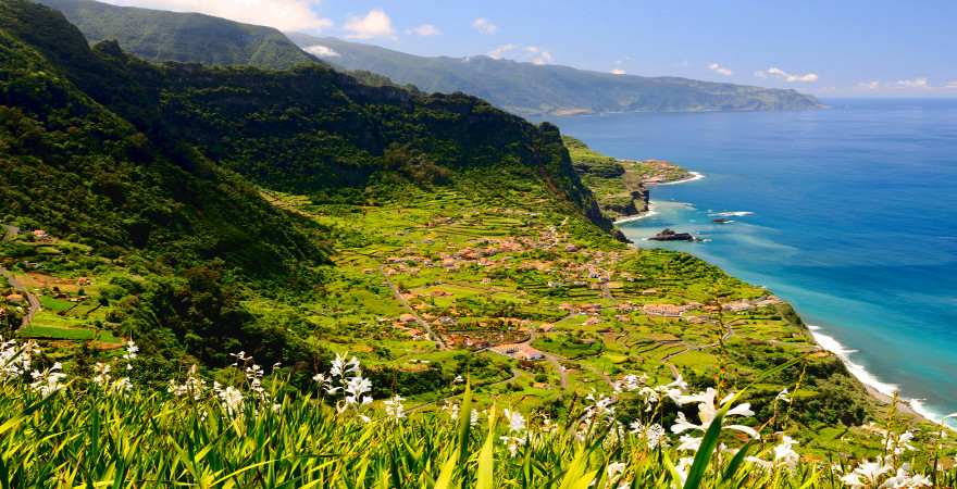 Grüne Berge reichen an Madeiras Nordküste bis ans Meer