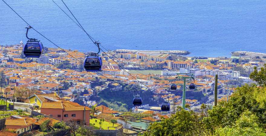 Die Seilbahn schwebt über Funchal auf Madeira