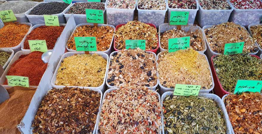 Gewürze auf einem israelischen Markt