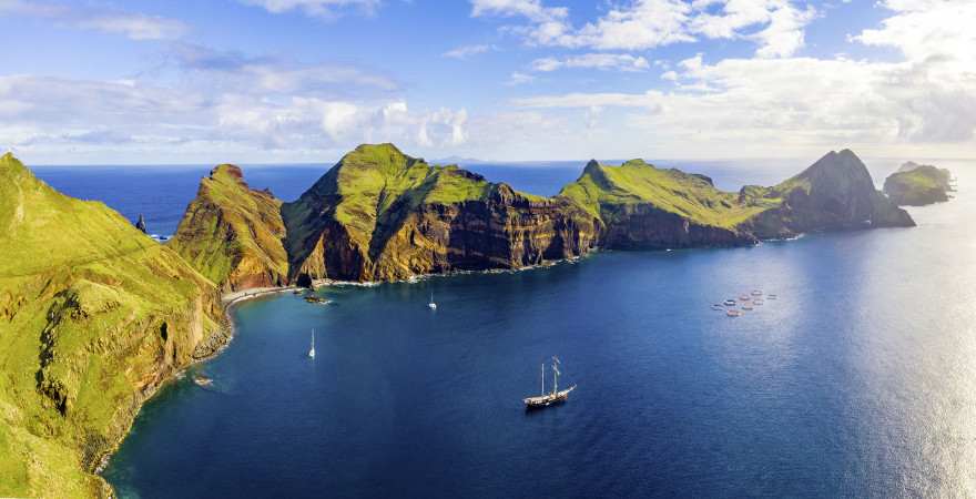 Eine langezogene Halbinsel erstreckt sich an der Ponta de Sao Lourenco ins Meer vor Madeira