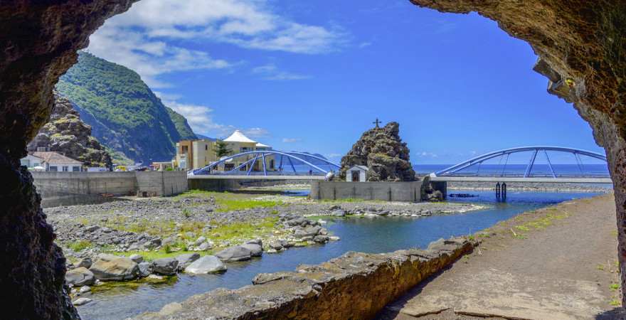 Blick aus einer Höhle in Sao Vicente auf MAdeira auf eine kleine Kapelle