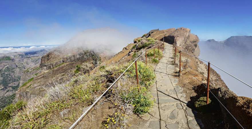 Ein gepflasterter Weg fürht zum Gipfel des Pico Ruivo auf MAdeira