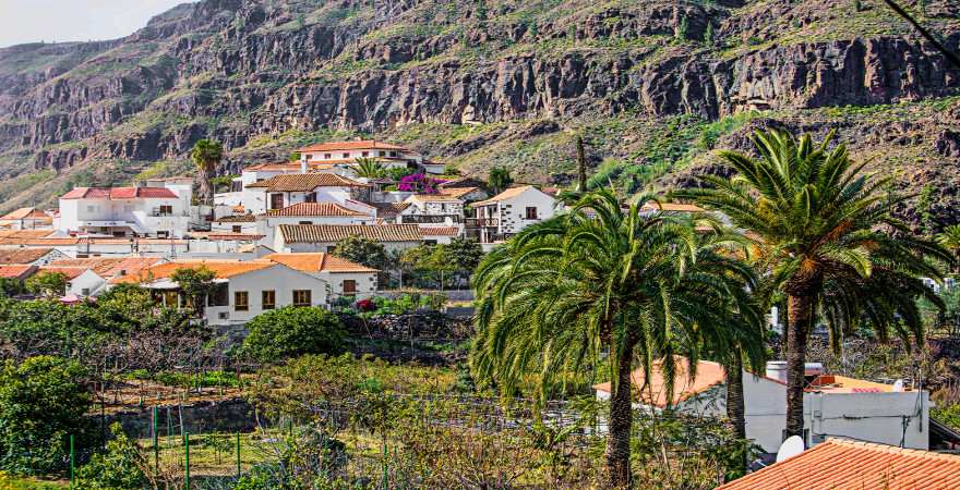 weißes Bergdorf mit Palmen fataga auf Gran canaria