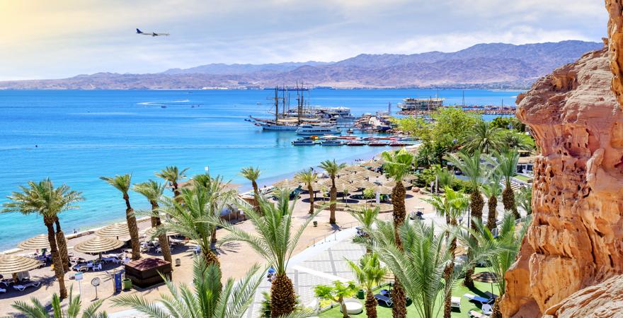 Eilat in Israel befindet sich am Roten Meer und ist von Palmen und Strand sowie Bergen gesäumt