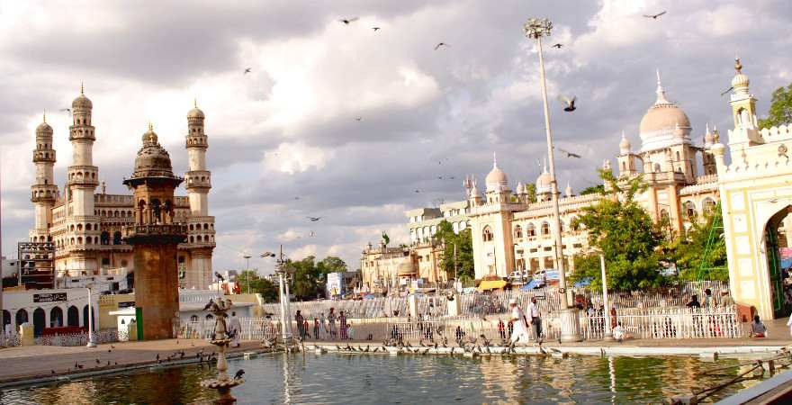 Das Chaminar ist ein Torbogen auf den eine Moschee gebaut wurde