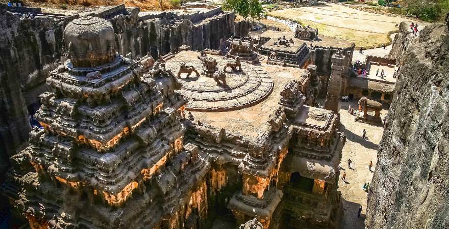 Ein ganze Tempelstadt, die in an den Ellora Caves aus dem Fels gehauen wurde