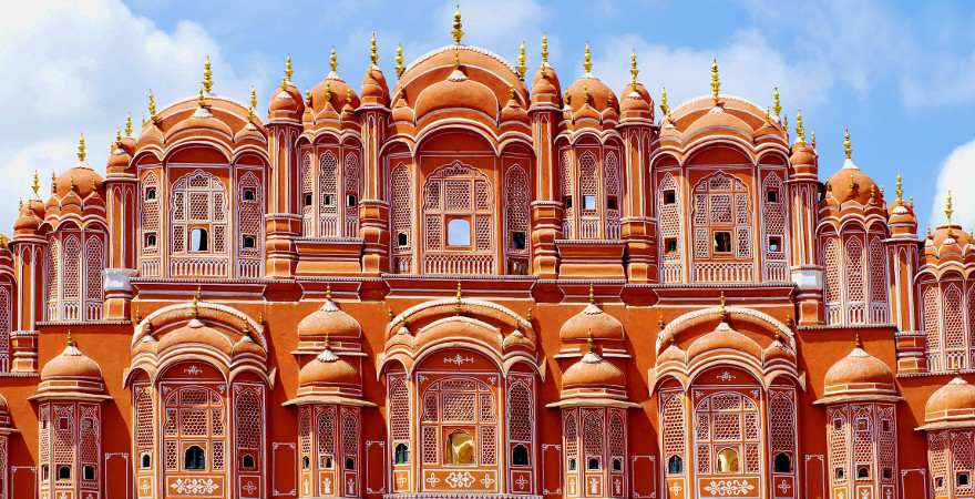 Die rote Fassade des Palasts der Winde in Jaipur ist reich verziert 
