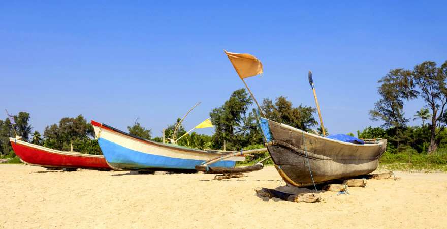 einsamer Strand in Goa mit Fischerbooten